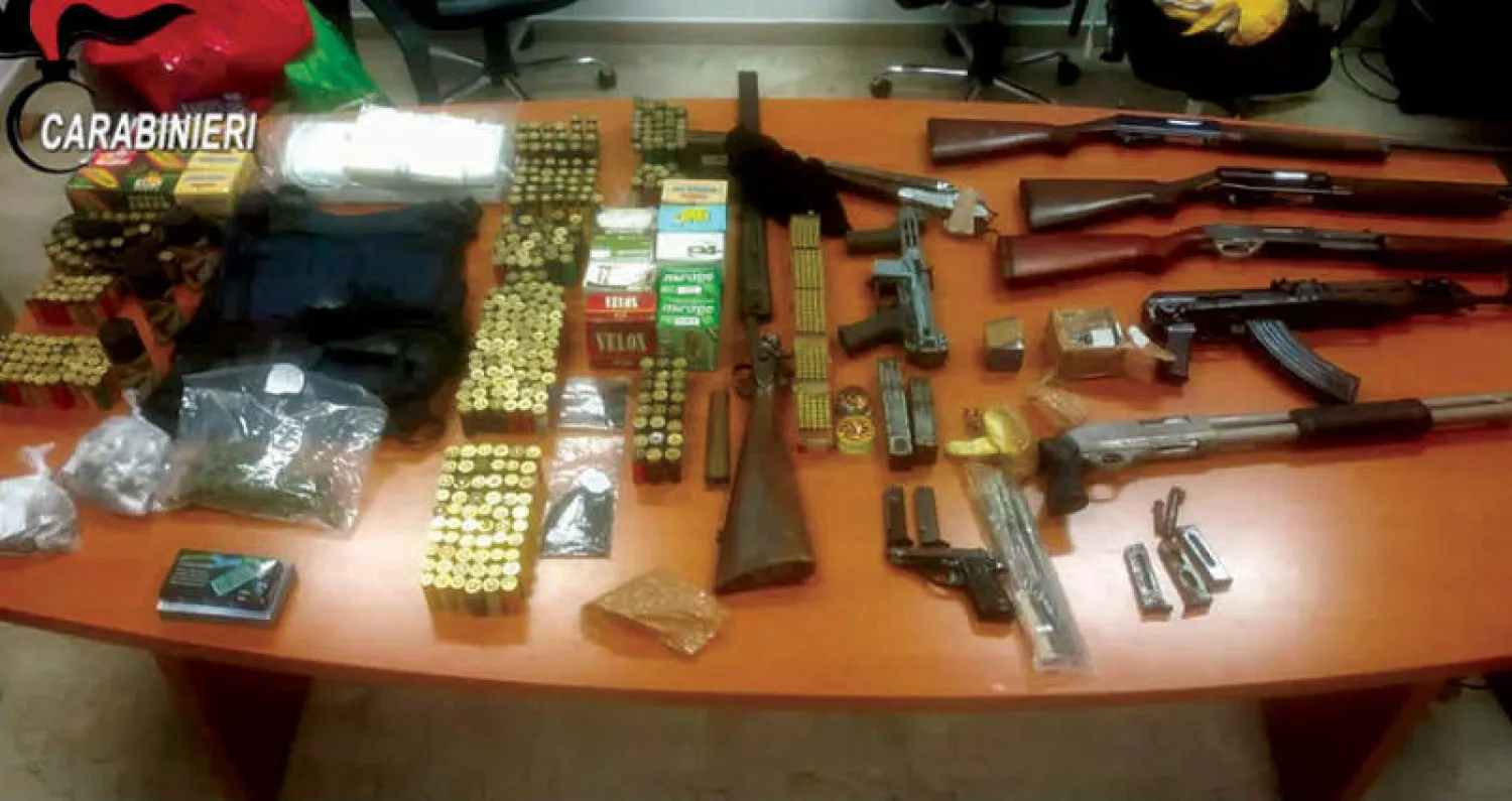 أسلحة ضبطها الأمن الإيطالي في عمليته ضد المافيا مساء الخميس (أ.ف.ب)