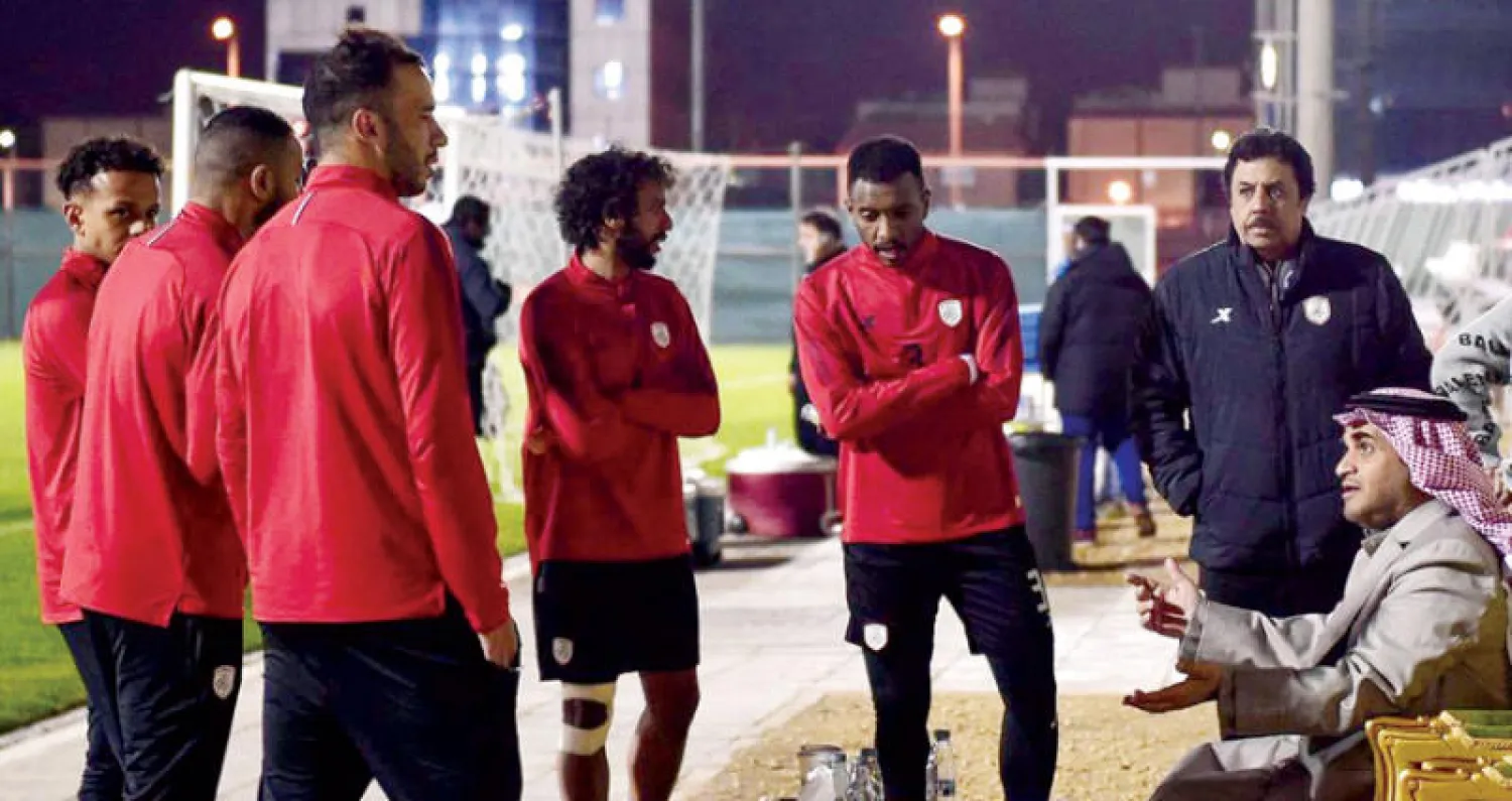 خالد البلطان في حديث جانبي قبل بدء التدريبات (المركز الإعلامي بنادي الشباب)