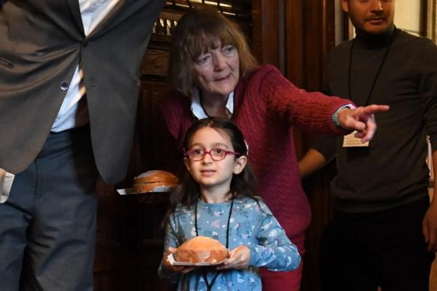 Gabriella Zaghari-Ratcliffe, daughter of British-Iranian aid worker Nazanin Zaghari-Ratcliffe jailed in Tehran since 2016, arrives with her grandmother at a news conference by her father Richard Ratcliffe, in London, on October 11, 2019. (Photo by DANIEL LEAL-OLIVAS / AFP)
