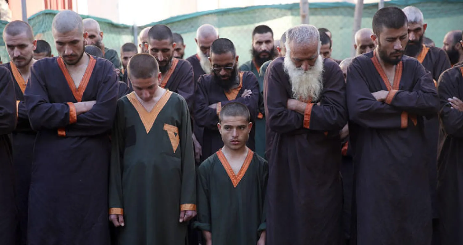 عناصر من «داعش» بعد استسلامهم ومثولهم أمام ممثلي وسائل الإعلام في العاصمة كابل أول من أمس (أ.ب)