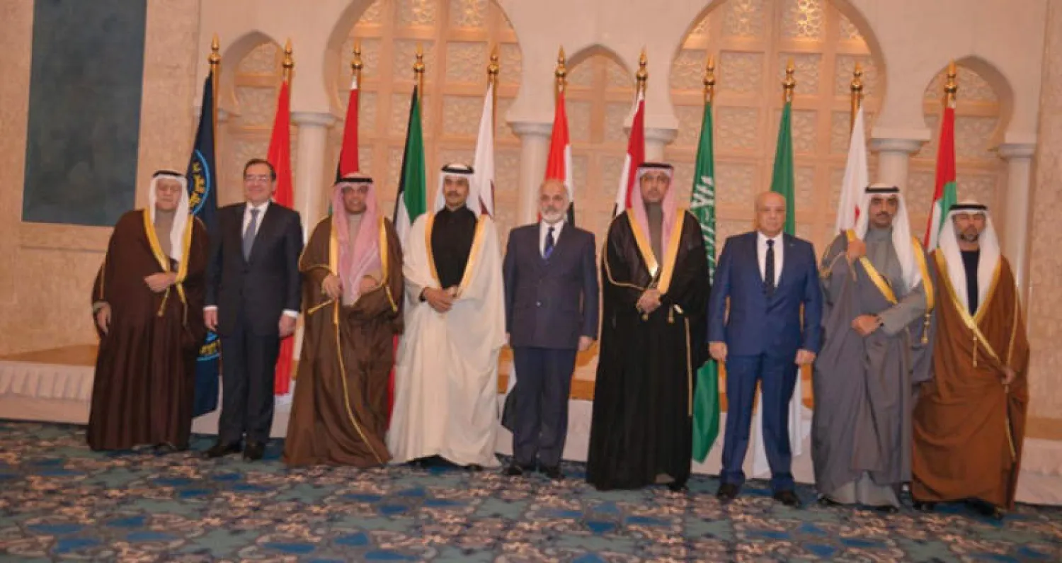 وزراء البترول العرب المشاركون في اجتماع «أوابك» أمس (الشرق الأوسط)