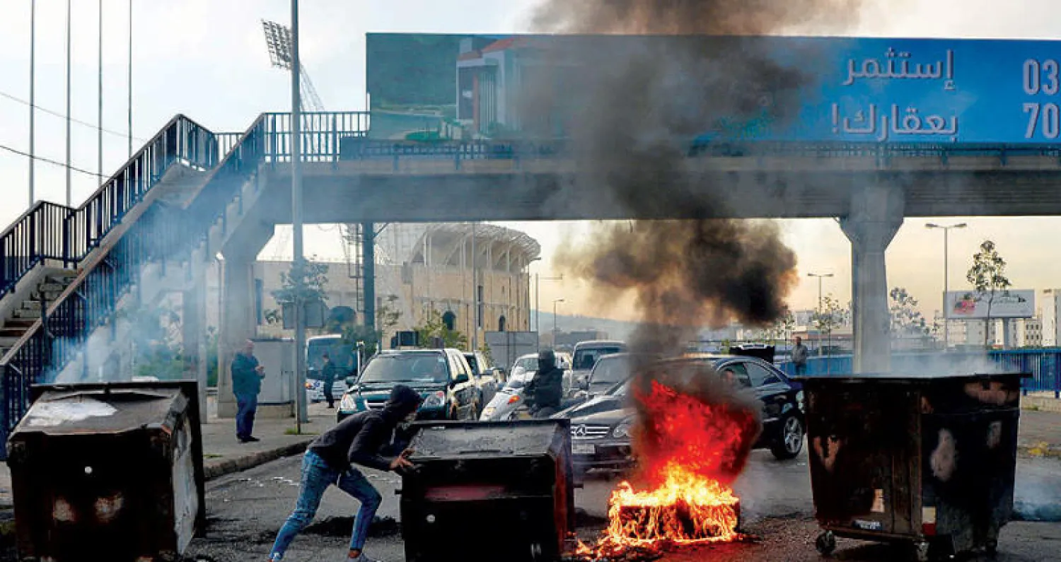 مؤيد للحريري يقطع طريقاً في بيروت احتجاجاً على تكليف دياب المقرب من {حزب الله} (إ.ب.أ)