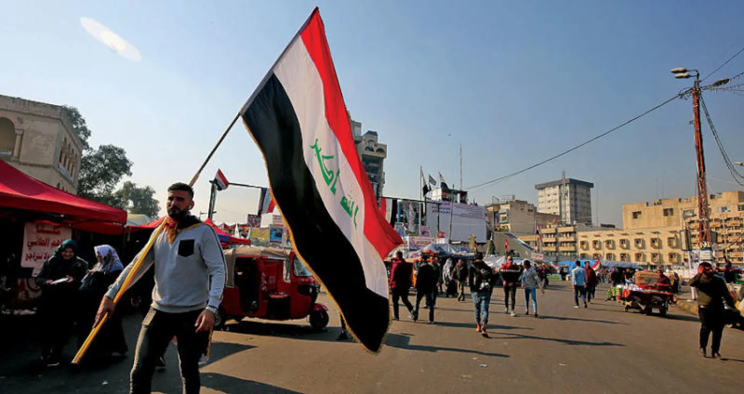 متظاهرون يتجمعون في ساحة التحرير وسط بغداد أمس (أ.ف.ب)