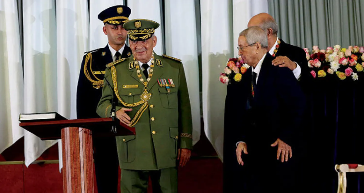 آخر صورة لصالح التقطت الخميس الماضي بمناسبة أداء اليمين الدستورية للرئيس الجديد عبد المجيد تبون (رويترز)