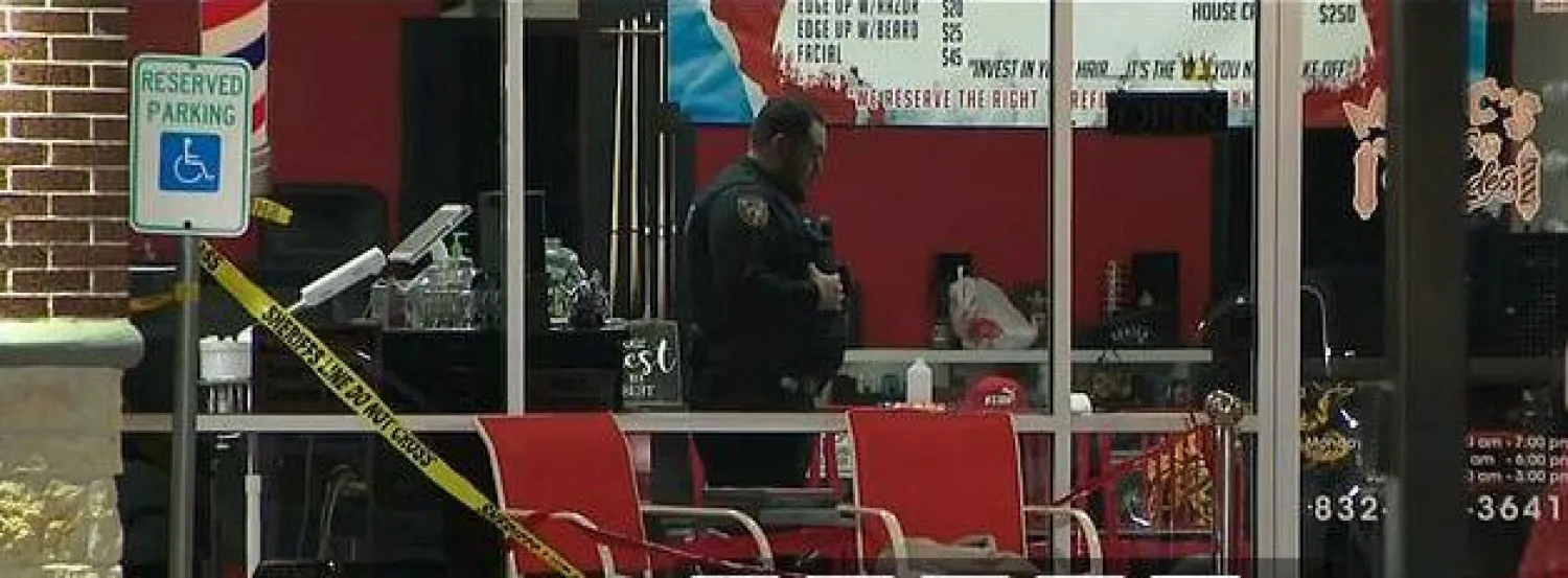 الشرطة الأميركية في مسرح الجريمة (ديلي ميل)