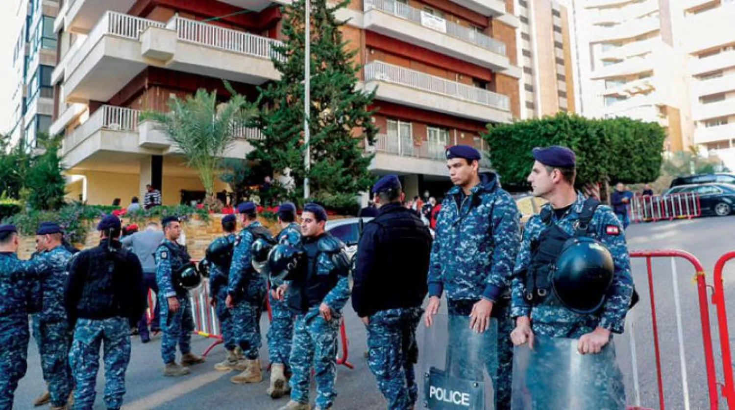 Hassan Diyab’ın evini koruyan güvenlik güçleri (AFP)