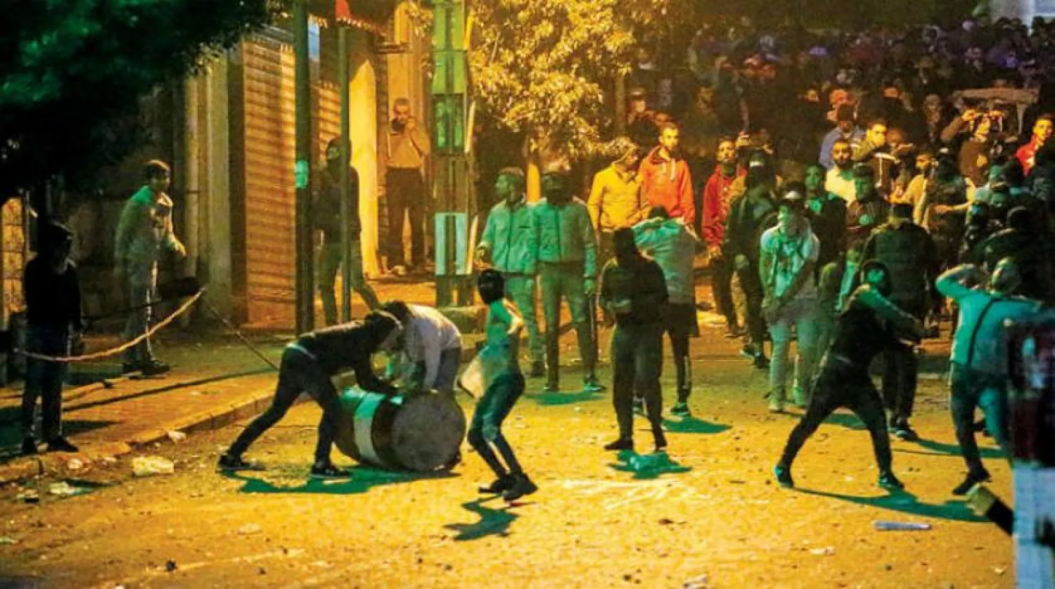 Geçen cumartesi günü el-Tarik el-Cedid bölgesindeki gençlerin protesto gösterilerinden bir görüntü (EPA)