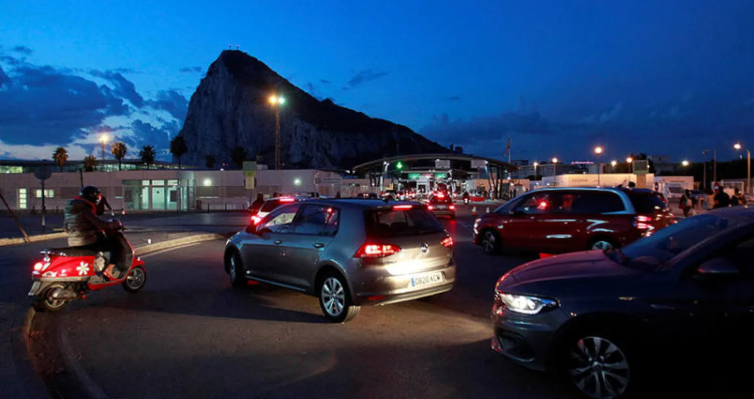 سيارات تنتظر عبور الحدود الإسبانية نحو جبل طارق في 5 نوفمبر الماضي (إ.ب.أ)