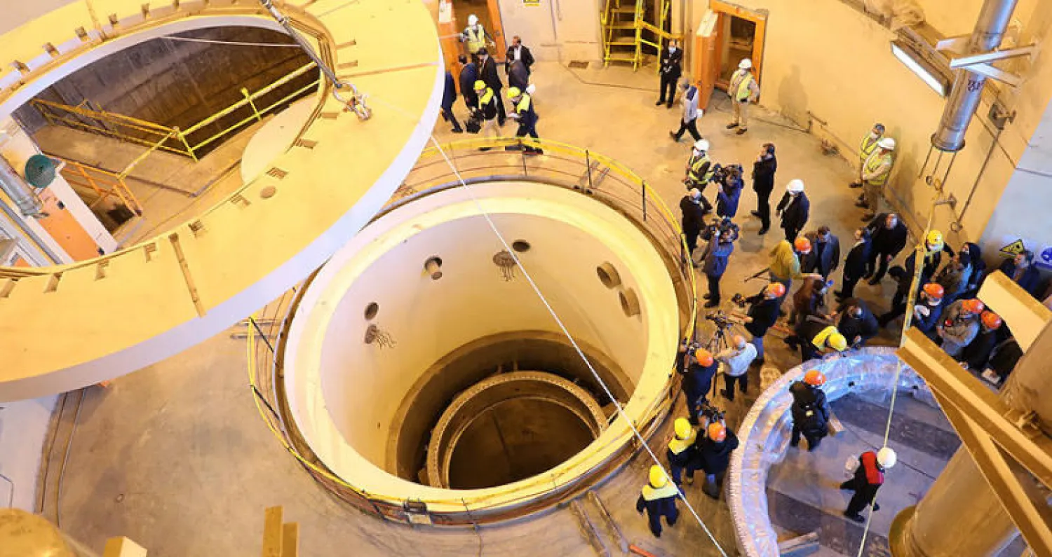 مدير الوكالة الإيرانية علي أكبر صالحي في جولة مع الصحافيين بمفاعل أراك للمياه الثقيلة أمس (إ.ب.أ)