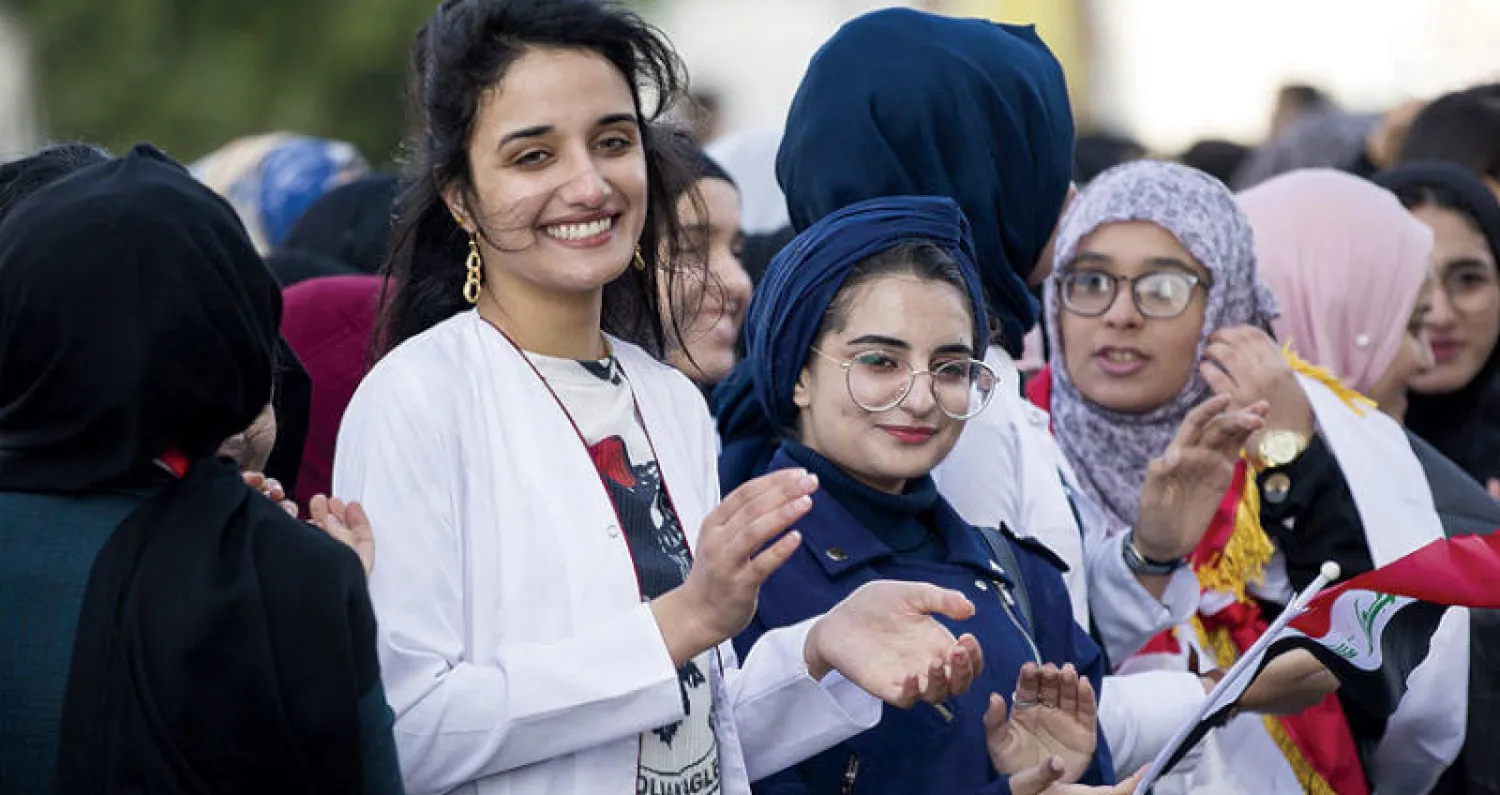 طالبات في جامعة البصرة يتظاهرن دعماً للمنتجات المحلية في إطار حملة مقاطعة البضائع الإيرانية (أ.ف.ب)