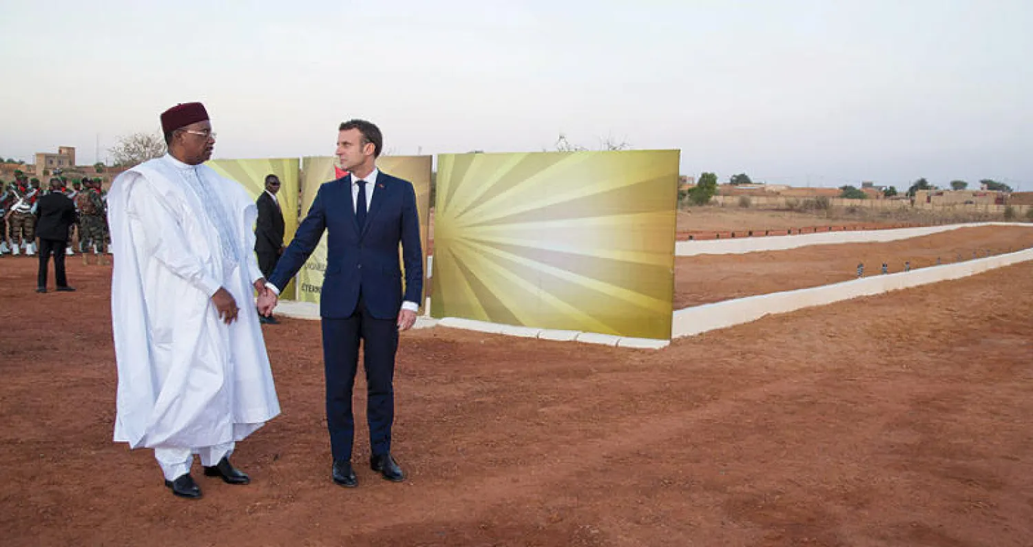 الرئيس ماكرون زار رفقة رئيس النيجر محمدو يوسفو أضرحة 71 جندياً نيجرياً قتلوا مطلع الشهر على يد «داعش» (رويترز)