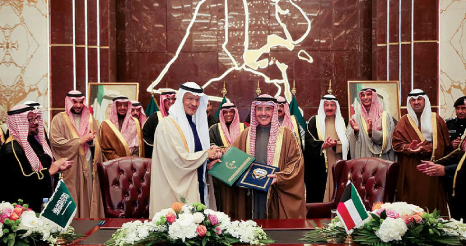 وزيرا الطاقة السعودي الأمير عبد العزيز بن سلمان والخارجية الكويتي أحمد ناصر الصباح خلال توقيع الاتفاقية أمس (الشرق الأوسط)