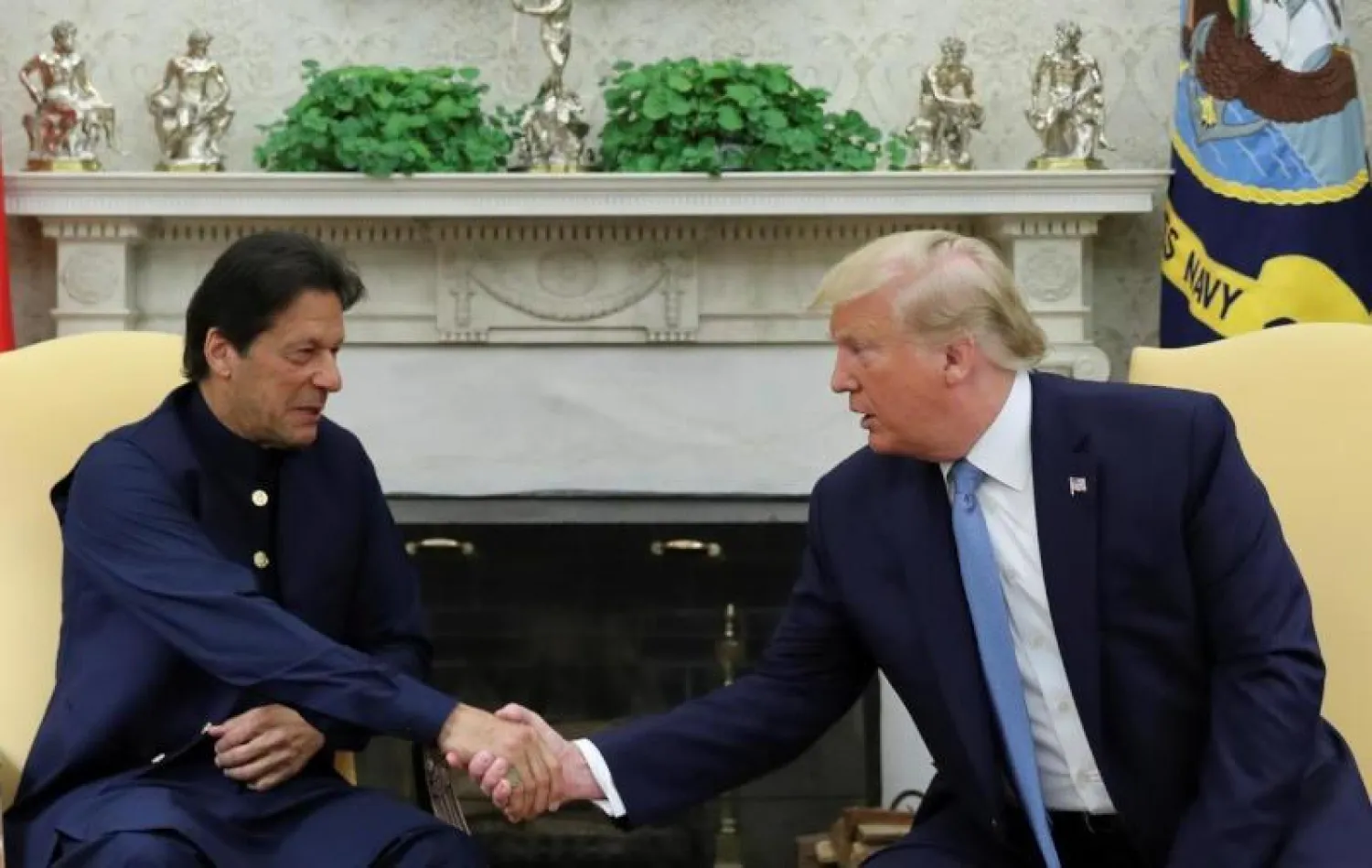 الرئيس الأميركي دونالد ترمب يصافح رئيس الوزراء الباكستاني عمران خان خلال استقباله له في البيت الأبيض (رويترز)