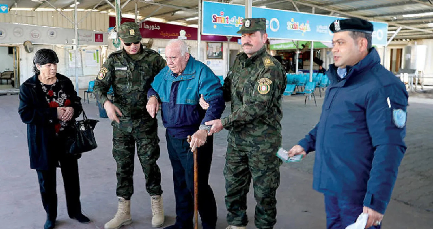 مسيحي من غزة يجتاز معبر إريز بمساعدة الشرطة الفلسطينية متجهاً لبيت لحم (رويترز)