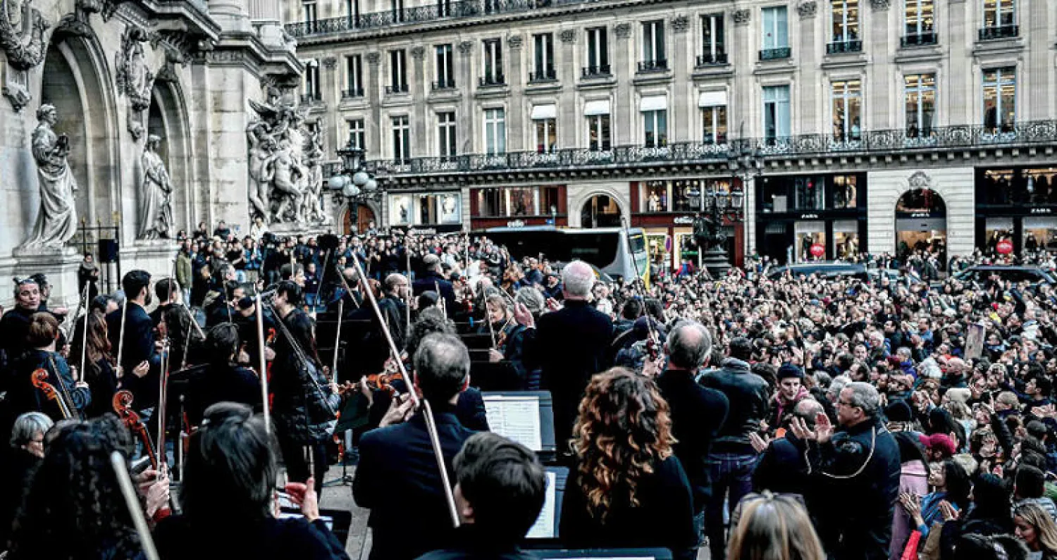 موسيقيون يشاركون في المظاهرات ضد سياسات الحكومة في باريس أمس (أ.ف.ب)