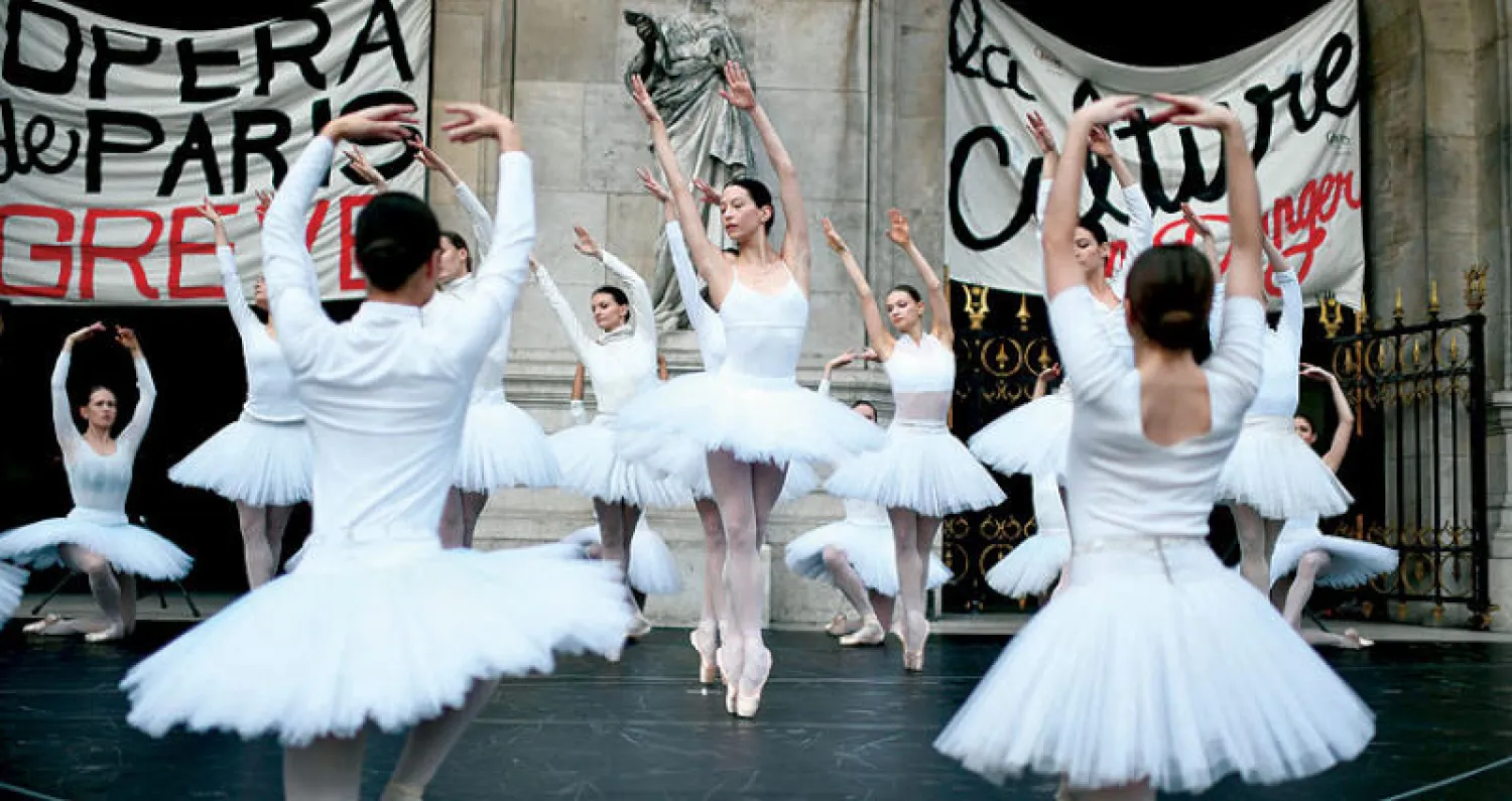 «أوبرا باريس» في عرض على الدرج الخارجي للمسرح التاريخي  ضد خطة الحكومة الفرنسية لإصلاح نظام التقاعد (أ.ف.ب)