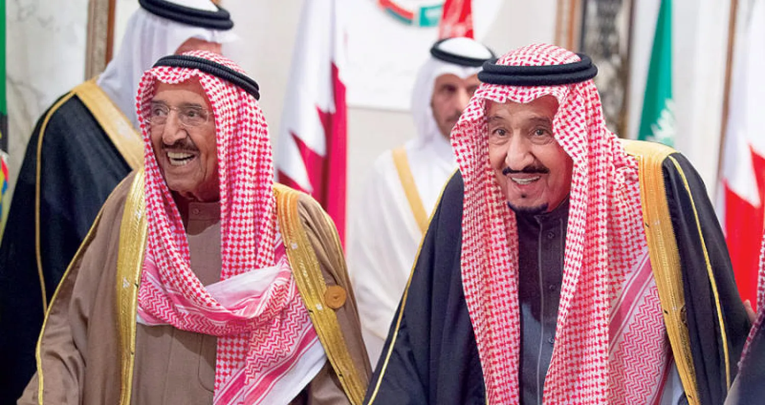 خادم الحرمين وأمير الكويت خلال القمة الخليجية (واس)