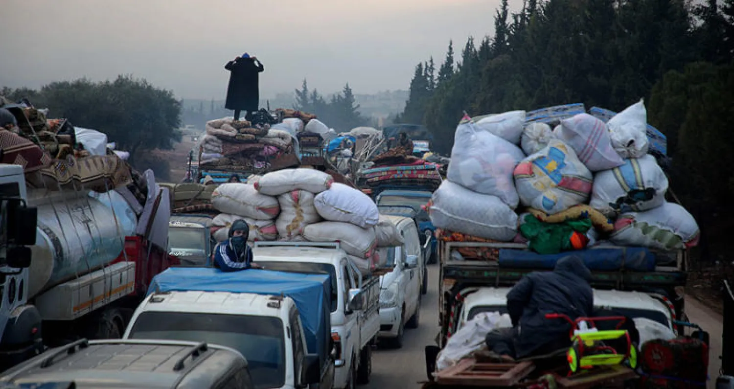 عائلات تنزح من قرية حزانو في إدلب باتجاه الحدود التركية أول من أمس (أ.ف.ب)