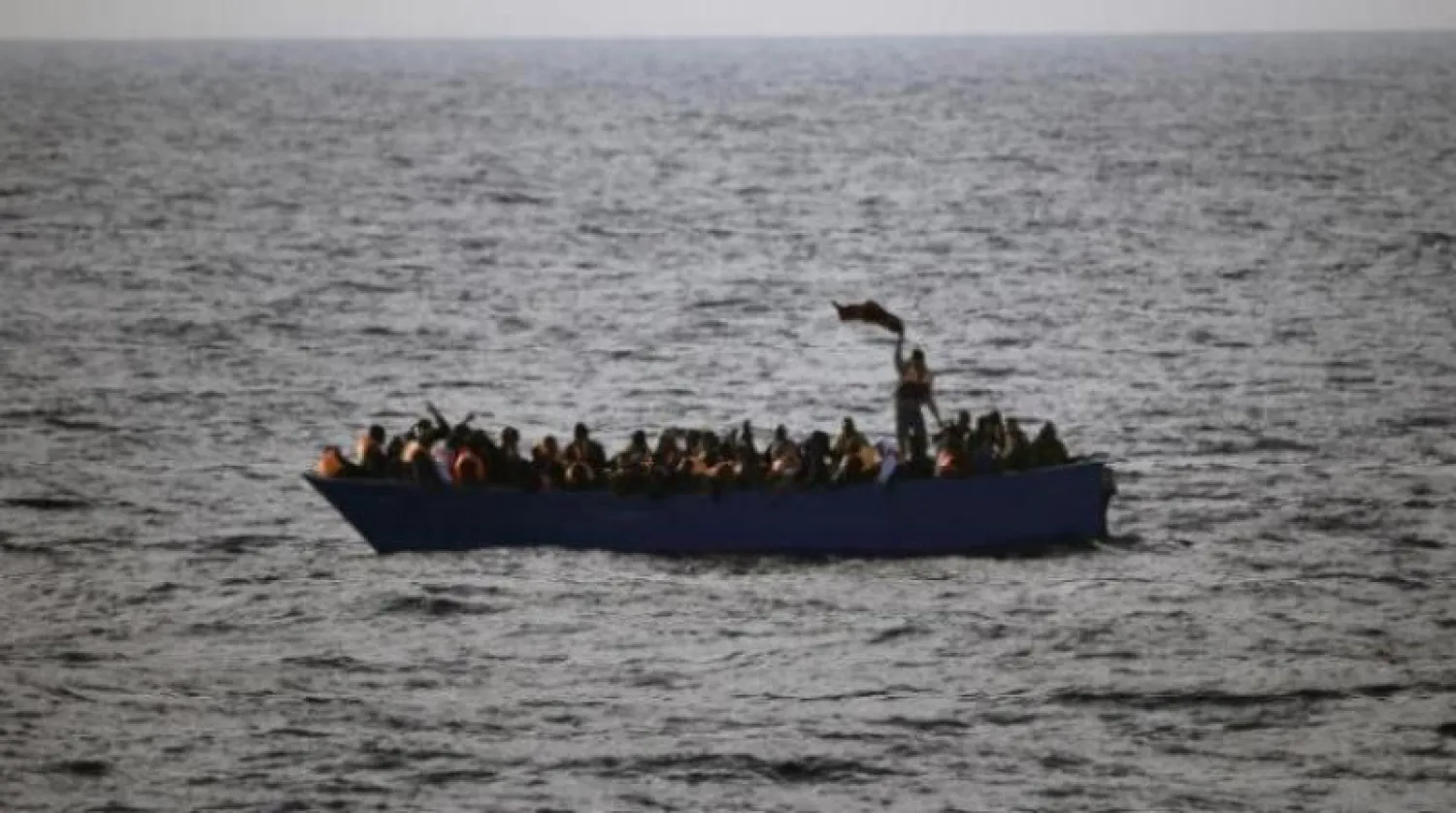 مركب ينقل مهاجرين غير شرعيين قبالة ساحل ليبيا (أرشيفية - أ.ب)