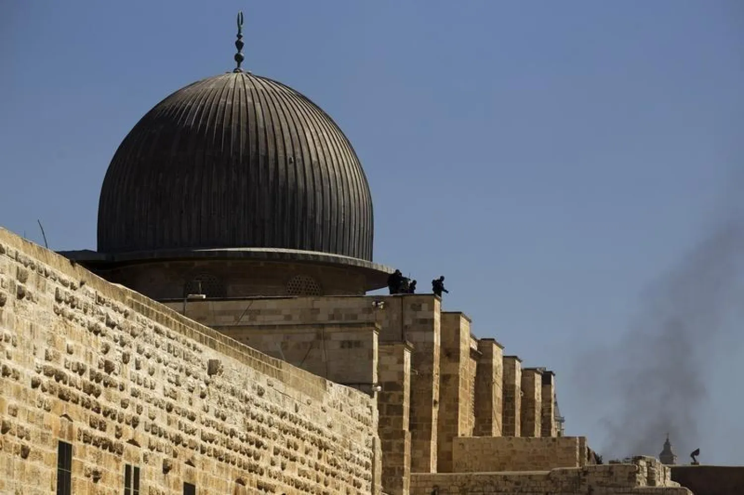Israeli police officers take positions on the roof of al-Aqsa mosque during clashes with Palestinians in Jerusalem's Old City September 28, 2015. REUTERS/Amir Cohen
