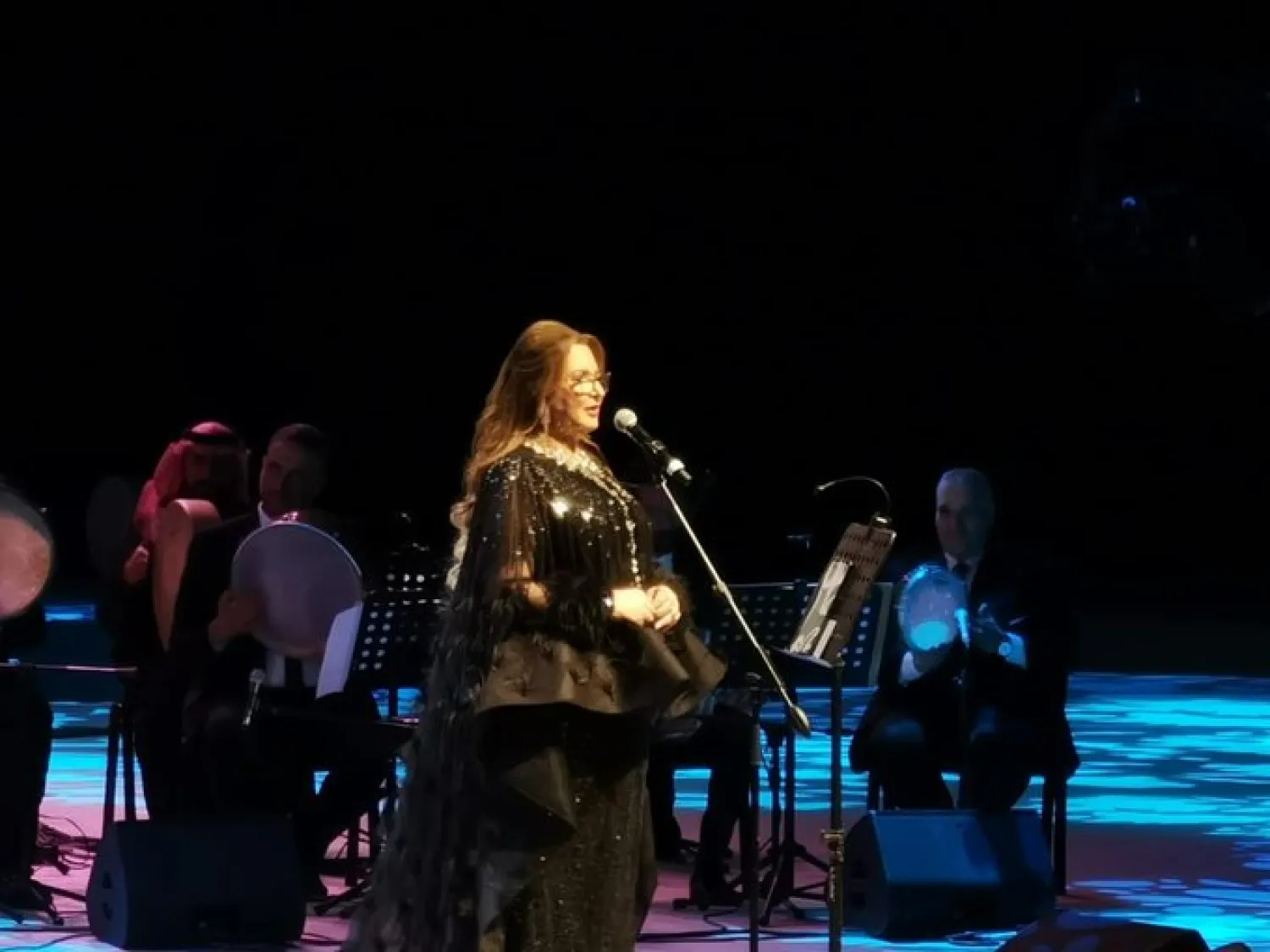 الفنانة عزيزة جلال على مسرح «مرايا» خلال أول ظهور لها بعد غياب طويل (حساب «شتاء طنطورة» في «تويتر»)