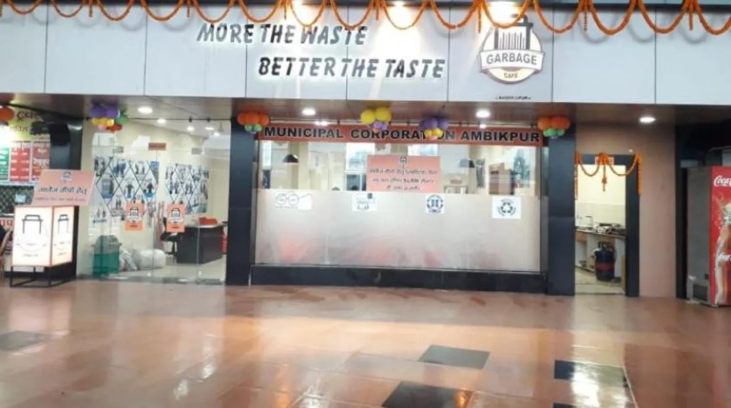 Üzerinde Kafenin sloganı ‘Daha fazla atık, daha iyi yemek’ olarak belirlenmiş. (The Guardian)