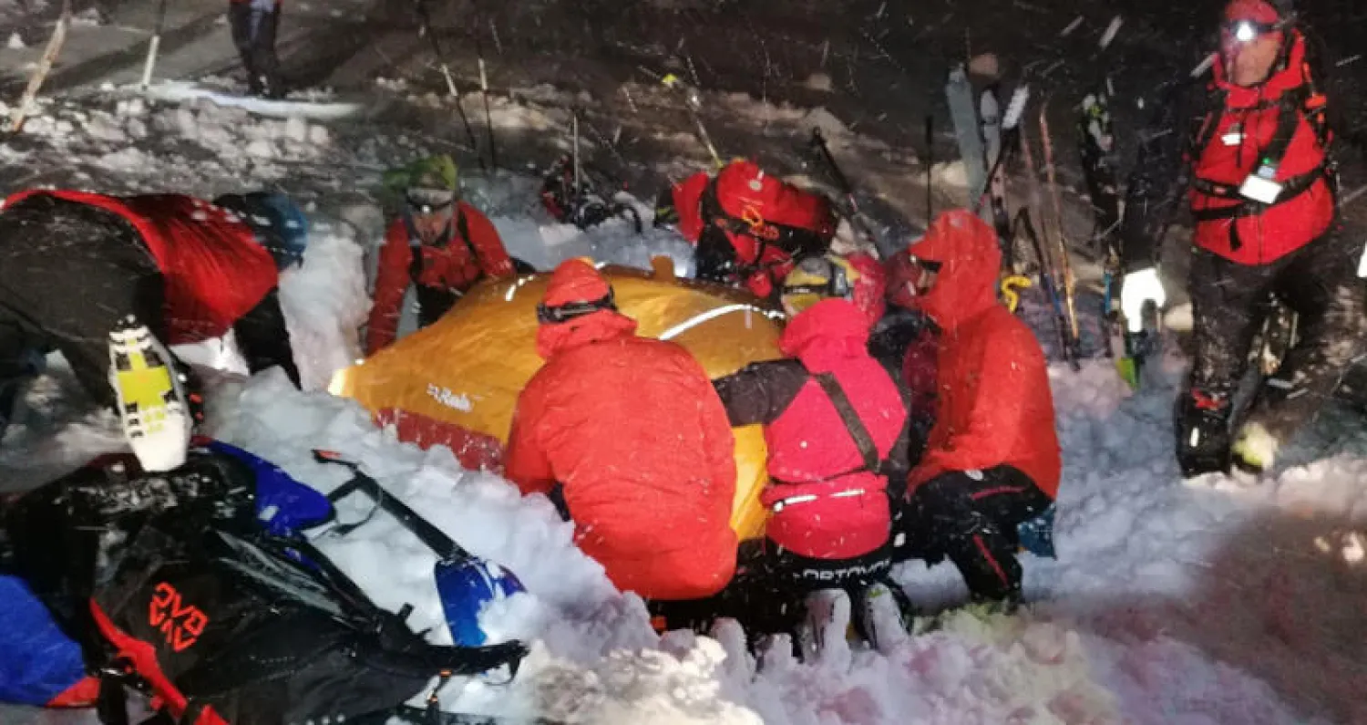 عملية إنقاذ المتزلج النمساوي من تحت الجليد (إ.ب.أ)