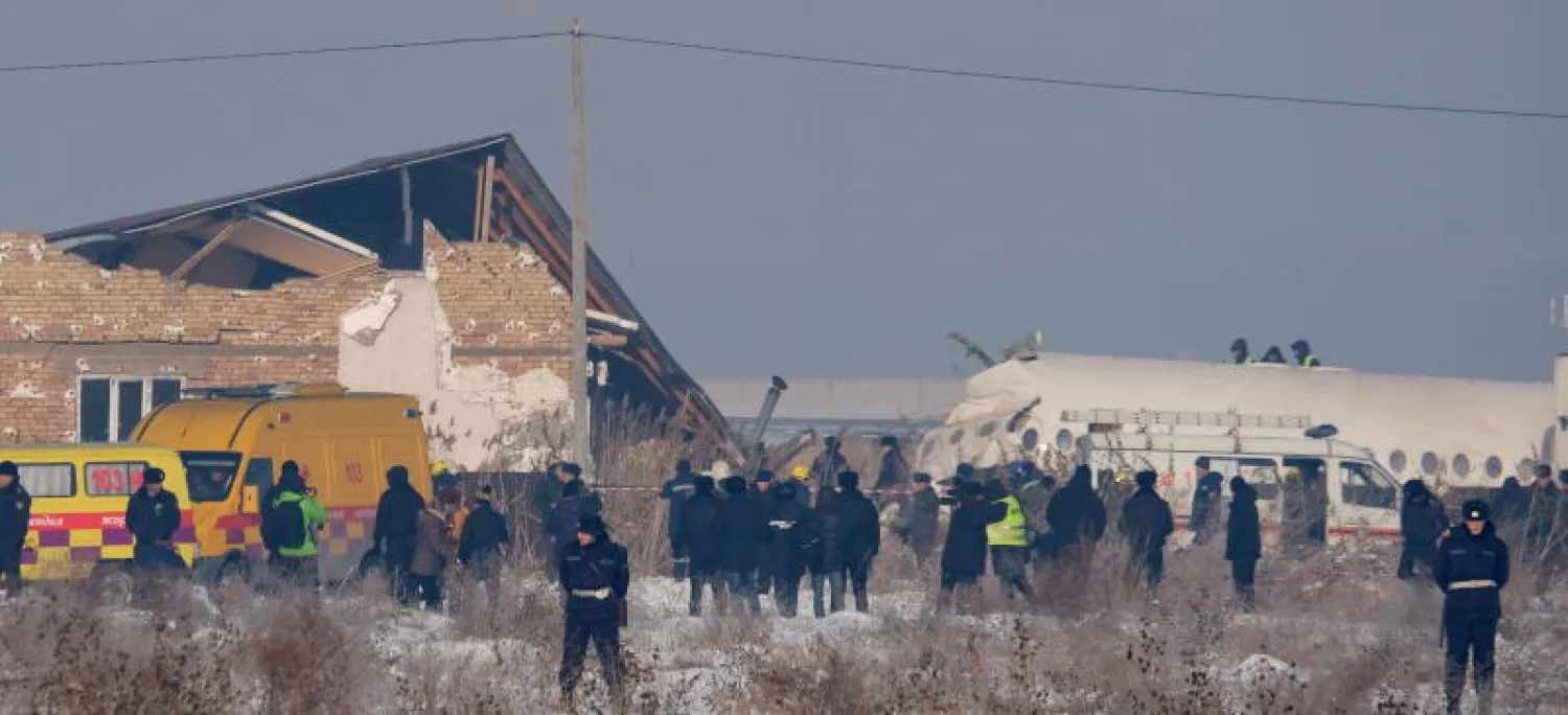 عناصر من شرطة كازاخستان في موقع الطائرة المنكوبة (إ.ب.أ)