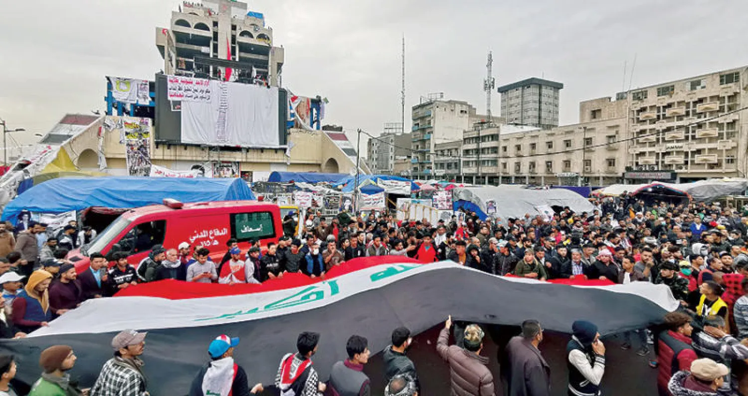 مظاهرة حاشدة في ساحة التحرير وسط بغداد أمس (رويترز)
