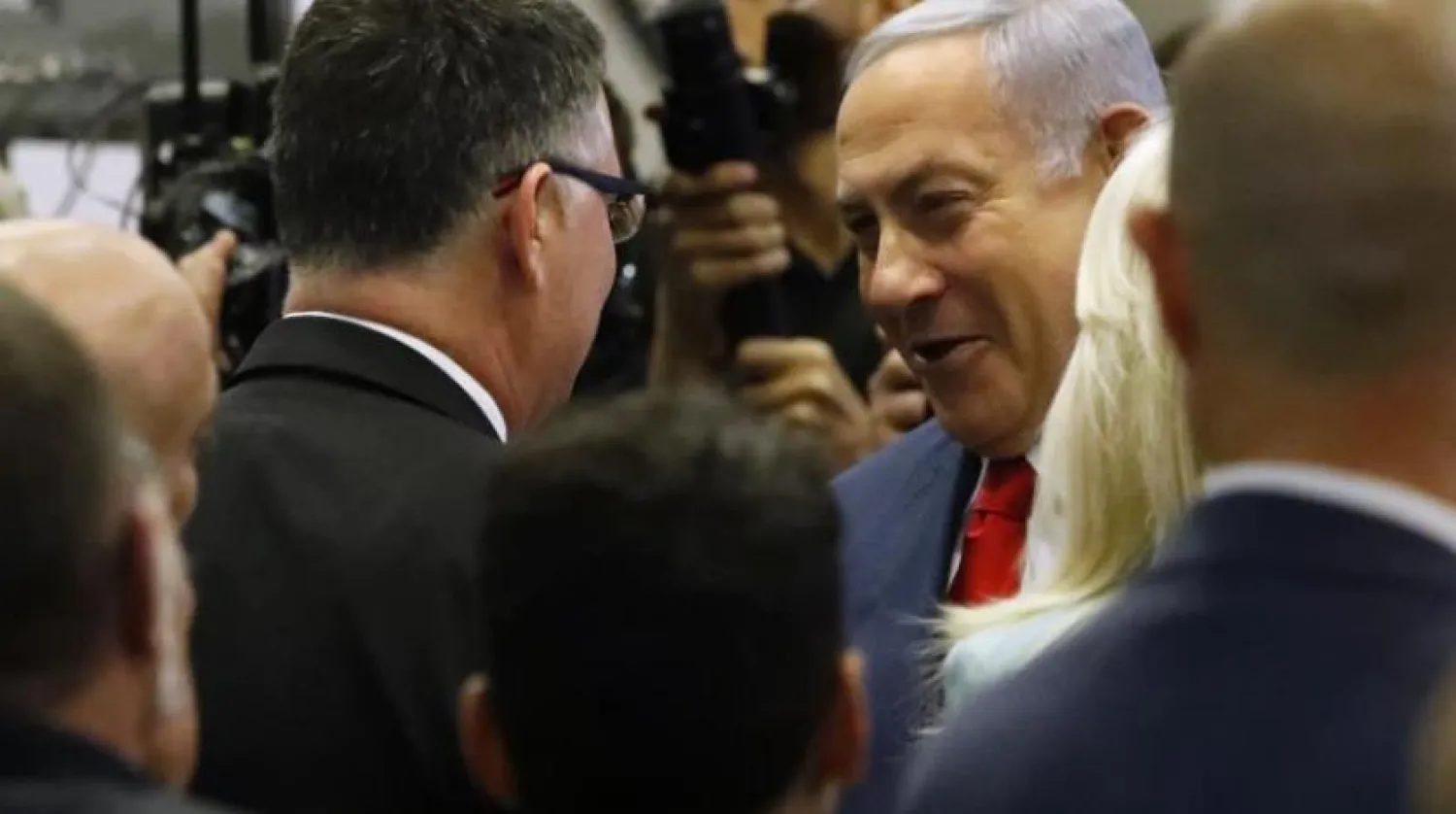 İsrail Başbakanı Binyamin Netanyahu rakibi Gideo Saar ile birlikte (AFP)