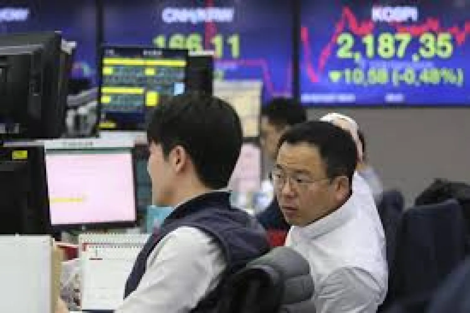 Currency traders watch monitors at the foreign exchange dealing room of the KEB Hana Bank headquarters in Seoul, South Korea, Friday, Dec. 27, 2019. (AP Photo/Ahn Young-joon)