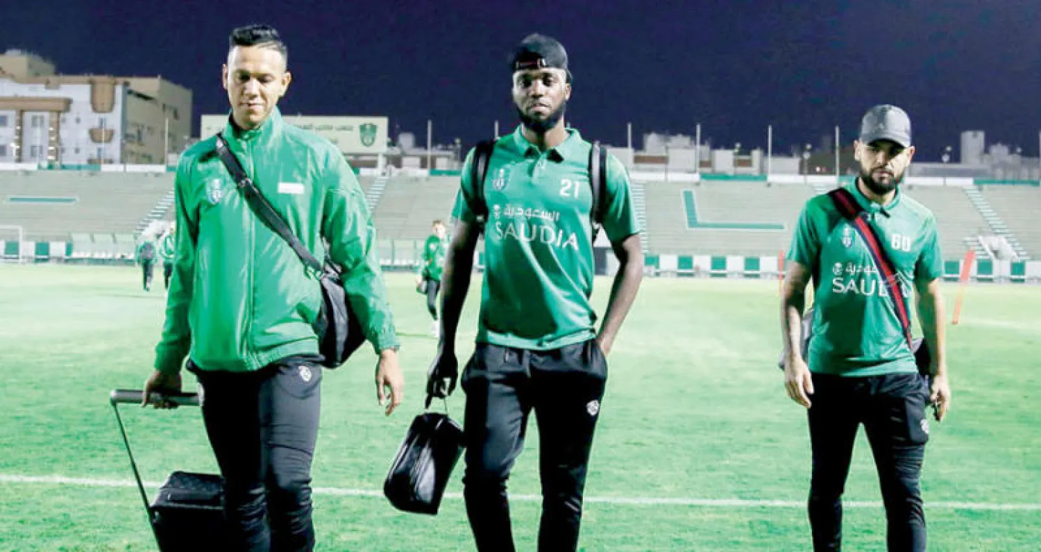 لاعبو الأهلي خلال مغادرتهم مقر ناديهم بجدة متوجهين إلى العاصمة الرياض أمس (المركز الإعلامي بالنادي)