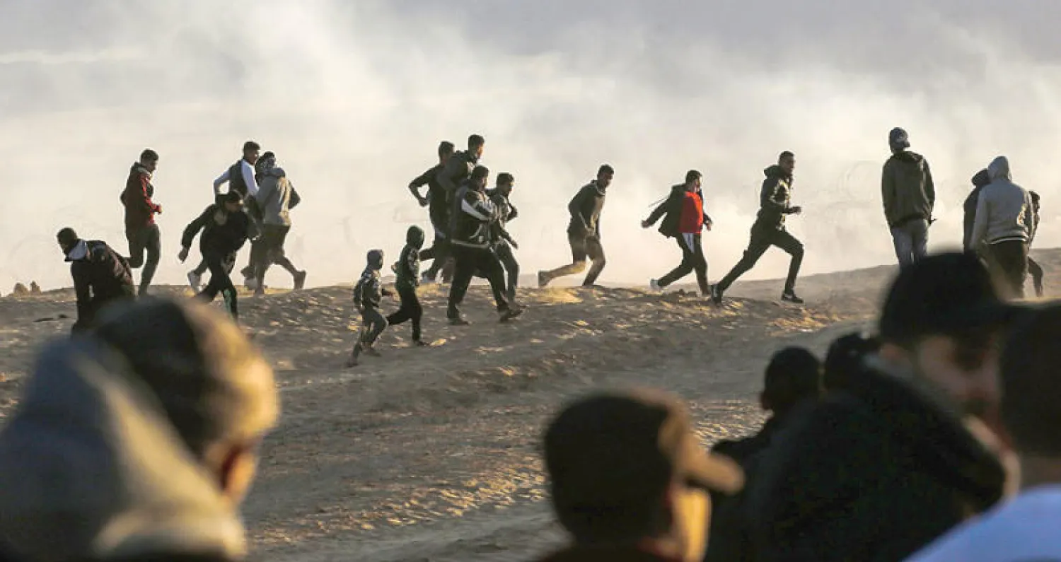 المسيرة الاحتجاجية الأخيرة لهذا العام في رفح جنوب غزة قابلتها إسرائيل بغاز مسيل للدموع أمس (أ.ف.ب)