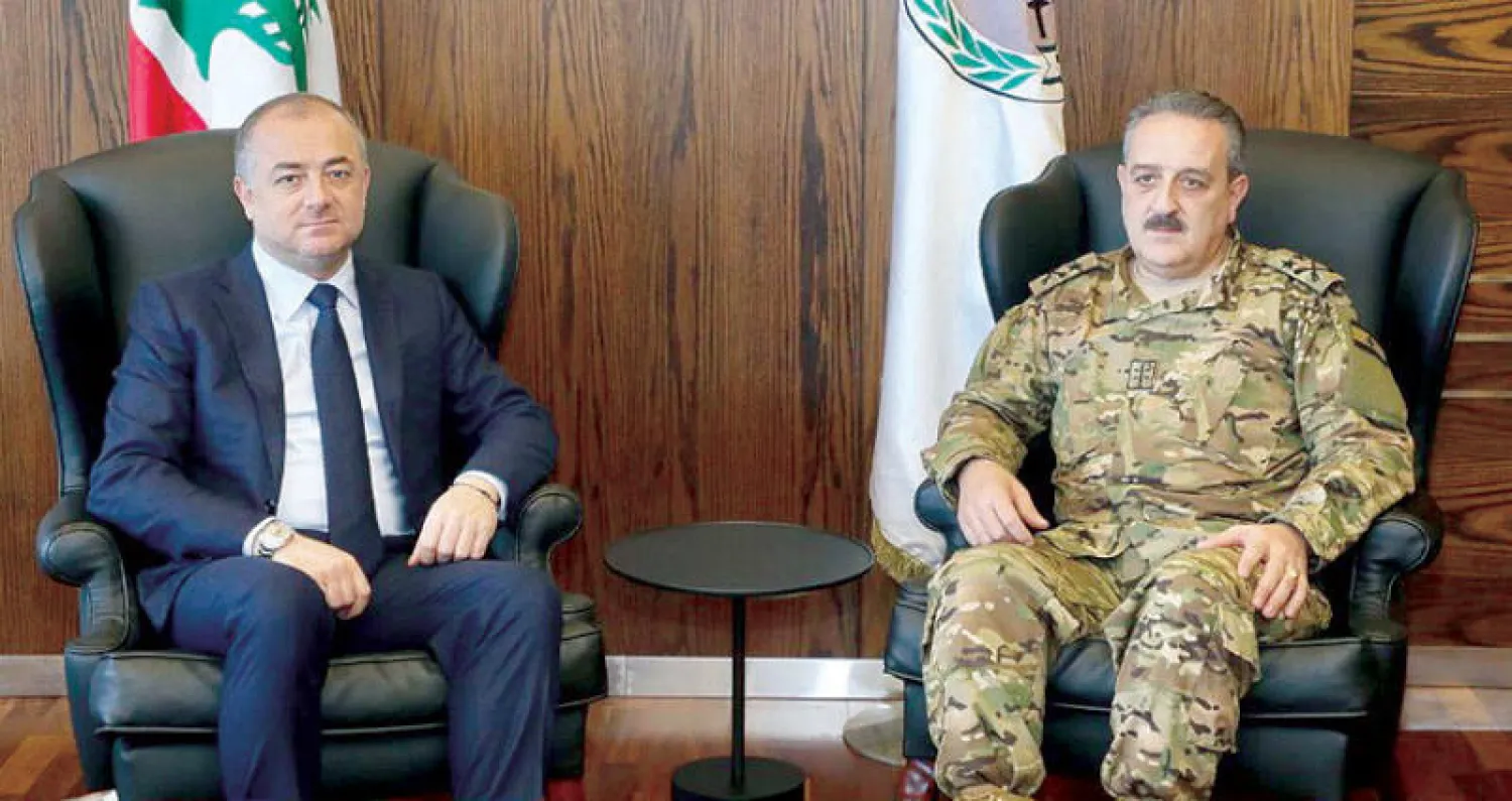 وزير الدفاع الياس بوصعب مجتمعاً امس مع رئيس الاركان في الجيش اللواء الركن امين العرم (الوكالة الوطنية)