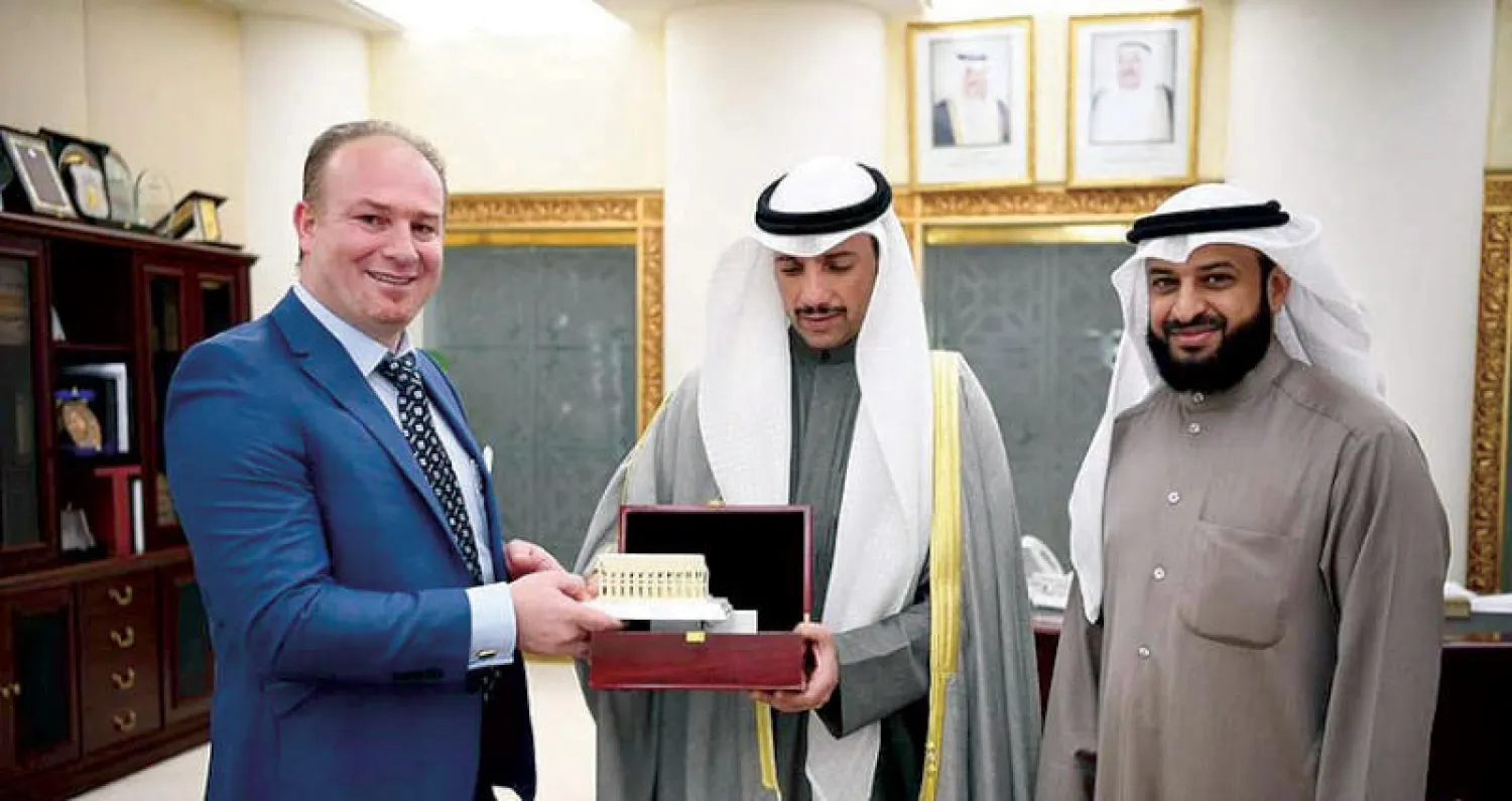 مرزوق الغانم يسلم عضو الوفد الأحوازي درع مجسم مجلس الأمة