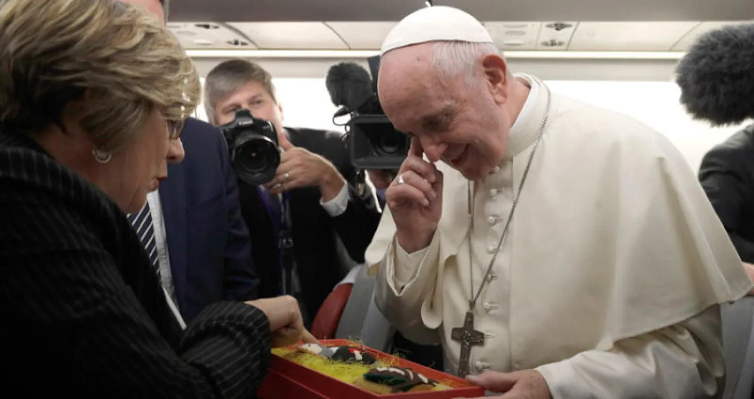 البابا فرنسيس يتبادل الحديث مع وفد الصحافيين المرافق له على متن الطائرة في أثناء بداية رحلته لتايلند واليابان (أ.ب)