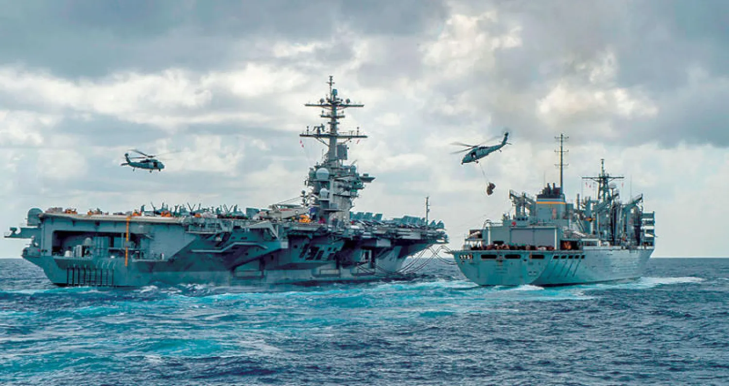 حاملة الطائرات «يو إس إس نيمتز» التابعة لمجموعة حاملة الطائرات «إبراهام لينكولن» تقدم دعماً لوجيستياً لسفينة الدعم السريع «يو إس إن إس آركتيك» بعد وصولهما إلى خليج عمان في بداية مايو 2019 (أ.ف.ب)