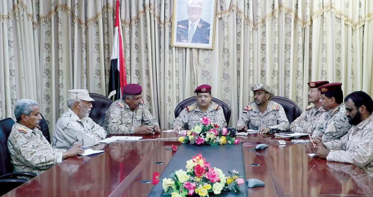 وزير الدفاع اليمني الفريق الركن محمد المقدشي لدى لقائه قيادات عسكرية في مأرب أمس (سبأ)