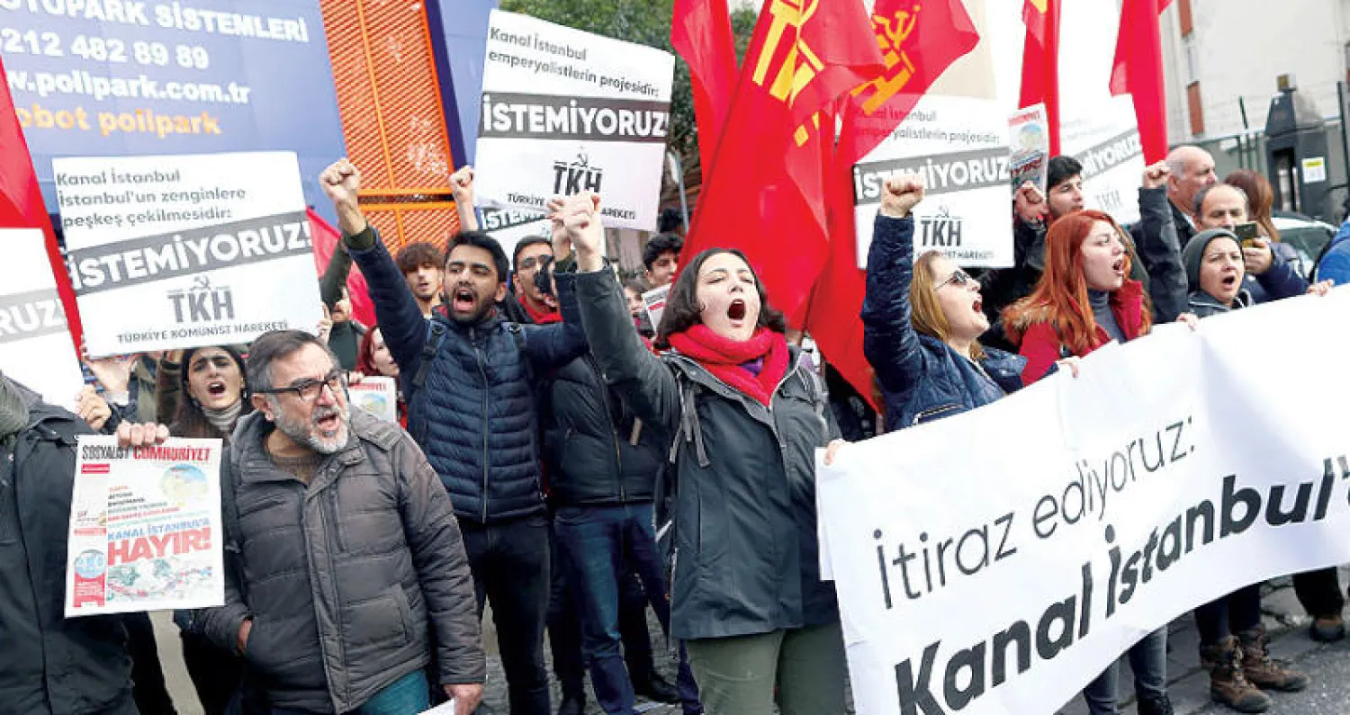 أتراك يتظاهرون ضد مشروع قناة جديد في إسطنبول أول من أمس (رويترز)