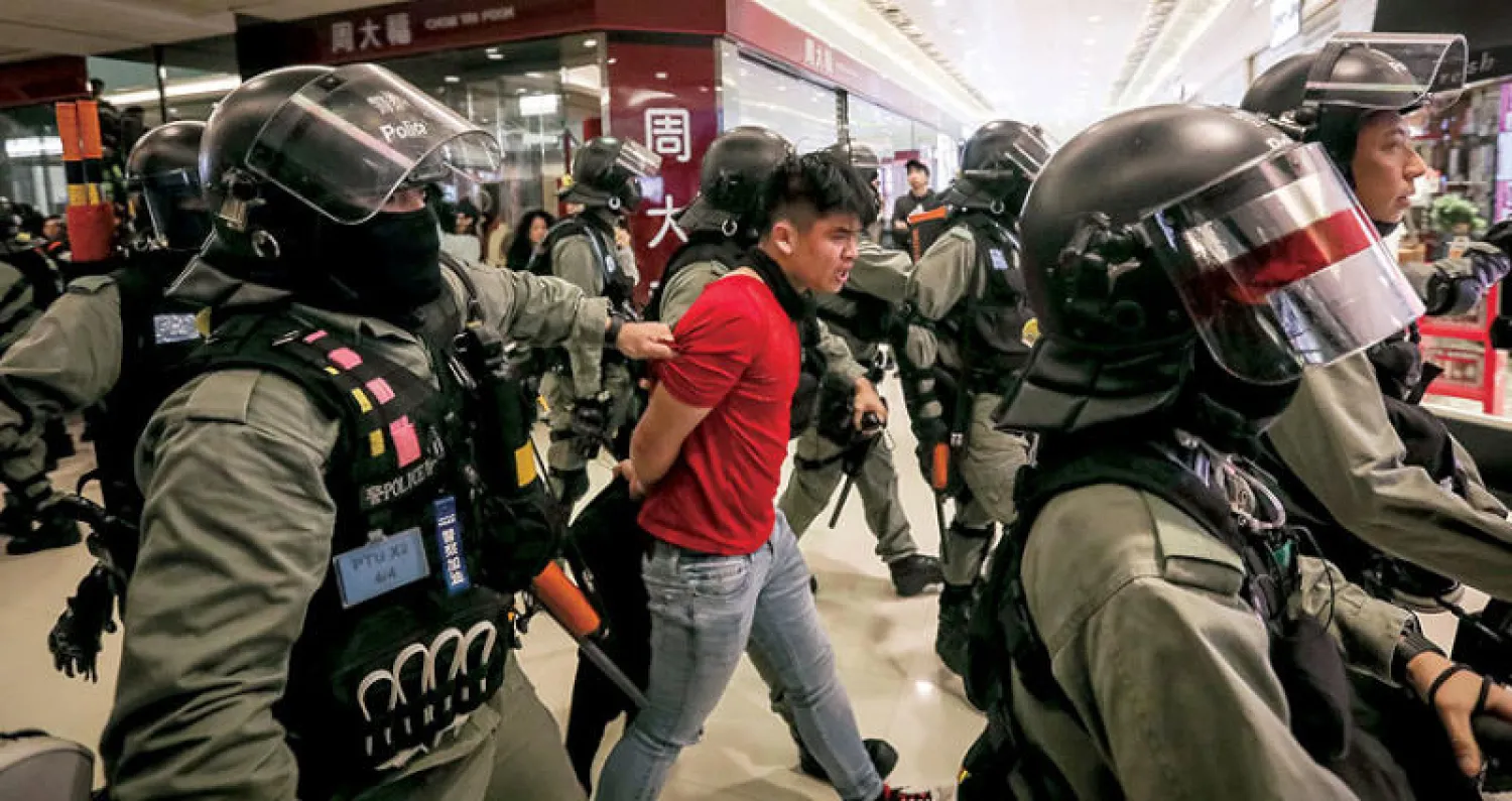 توقيف متظاهر داخل مركز تجاري في هونغ كونغ أمس (إ.ب.أ)