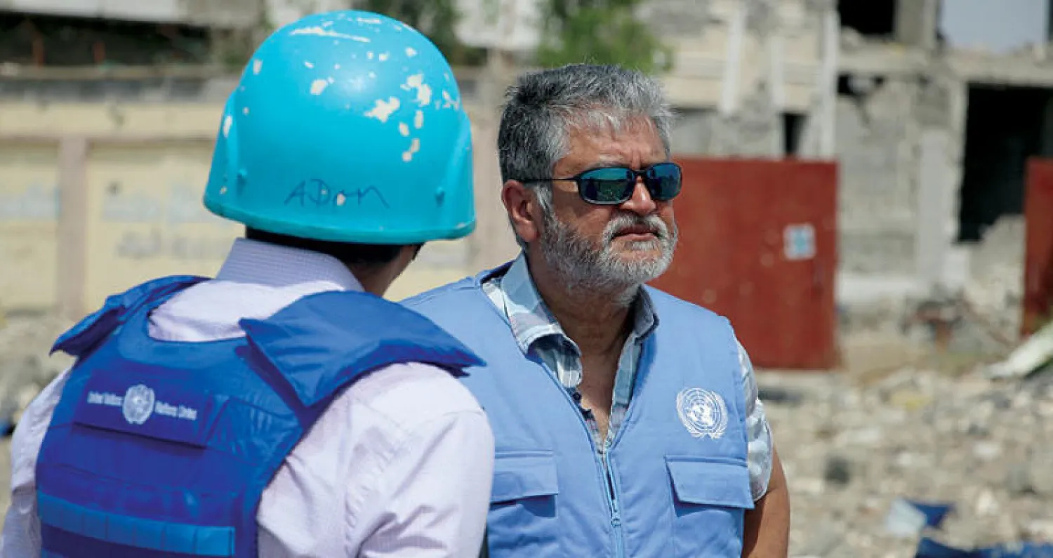 الجنرال غوها خلال مراقبته إنشاء نقاط التفتيش المشتركة بنقاط التماس في الحديدة خلال شهر أكتوبر الماضي (إ.ب.أ)