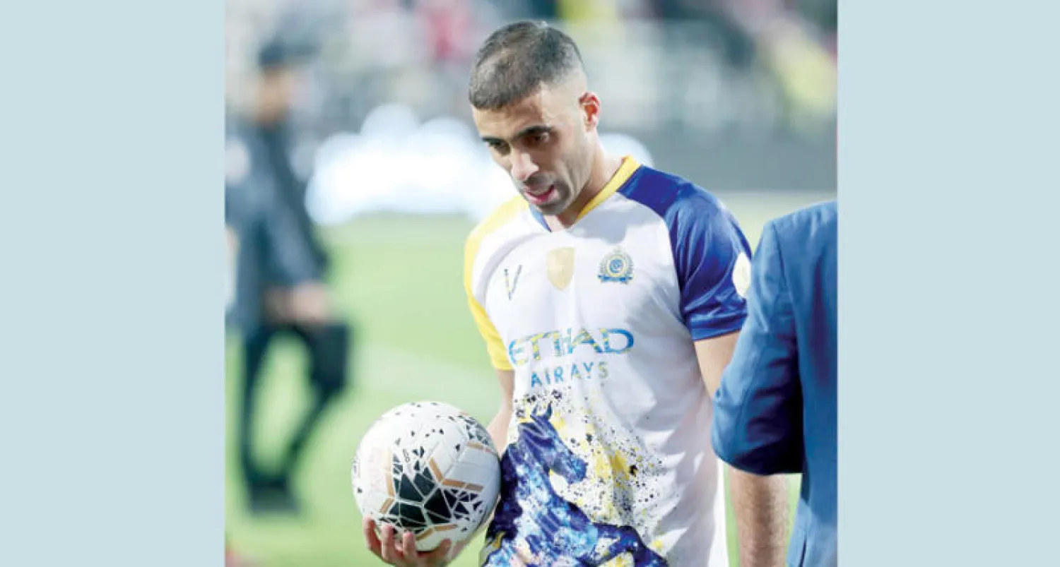 حمد الله حاملا كرة المباراة بعد تسجيله الهاتريك (تصوير:عبد العزيز النومان)