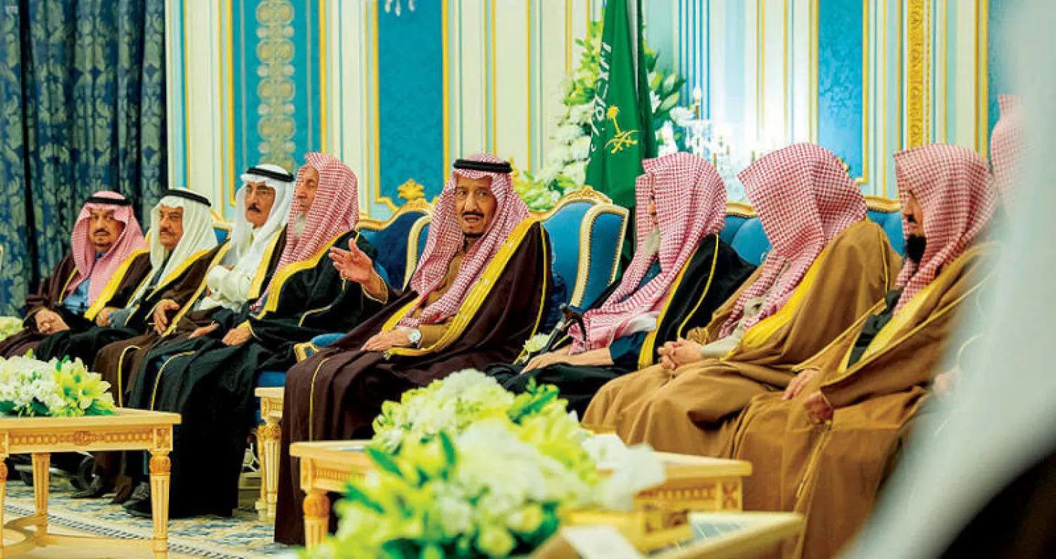 جانب من استقبال خادم الحرمين الشريفين للأمراء والعلماء والمواطنين (واس)