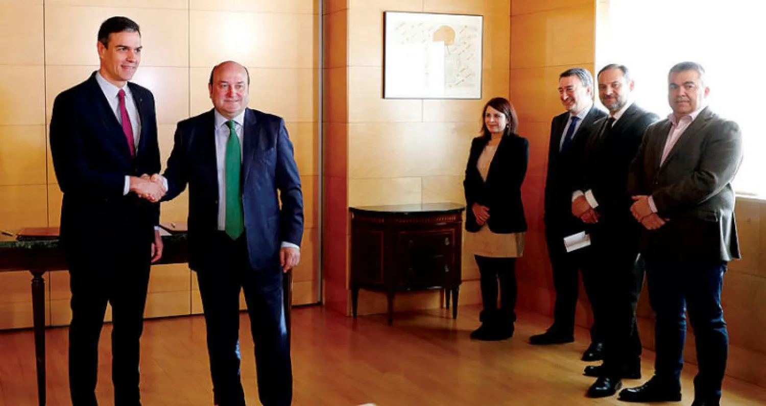 سانتشيز برفقة زعيم الحزب القومي الباسكي عقب مفاوضات حول تشكيل الحكومة في مدريد أمس (إ.ب.أ)