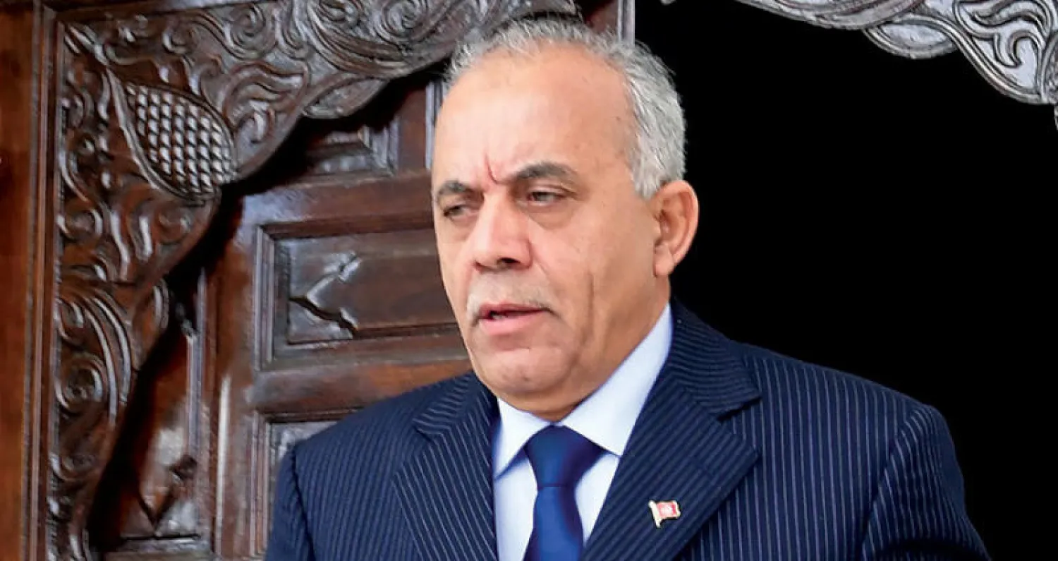 رئيس الحكومة المكلف الحبيب الجملي  مغادراً مكتبه في العاصمة التونسية أمس (أ.ف.ب)