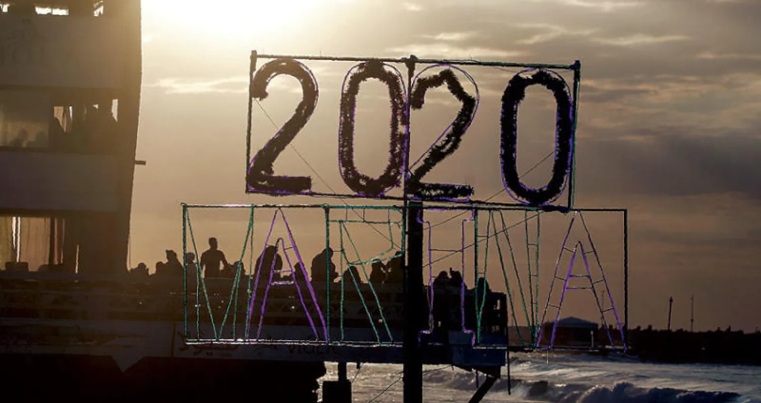 فلسطينيون يستمتعون باليوم الأخير من العام في مقهى بغزة (أ.ف.ب)