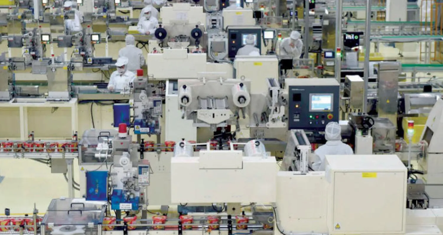 عمال في مصنع للمعكرونة في إقليم خنان بالصين (رويترز)