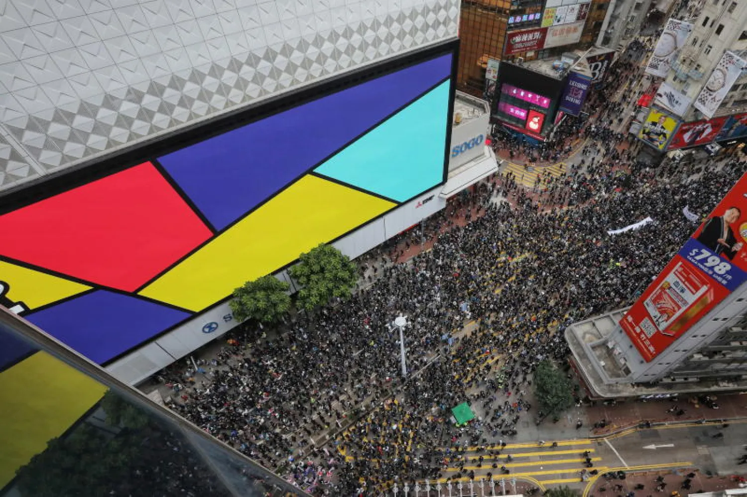 الحشد في هونغ كونغ اليوم (إ.ب.أ)