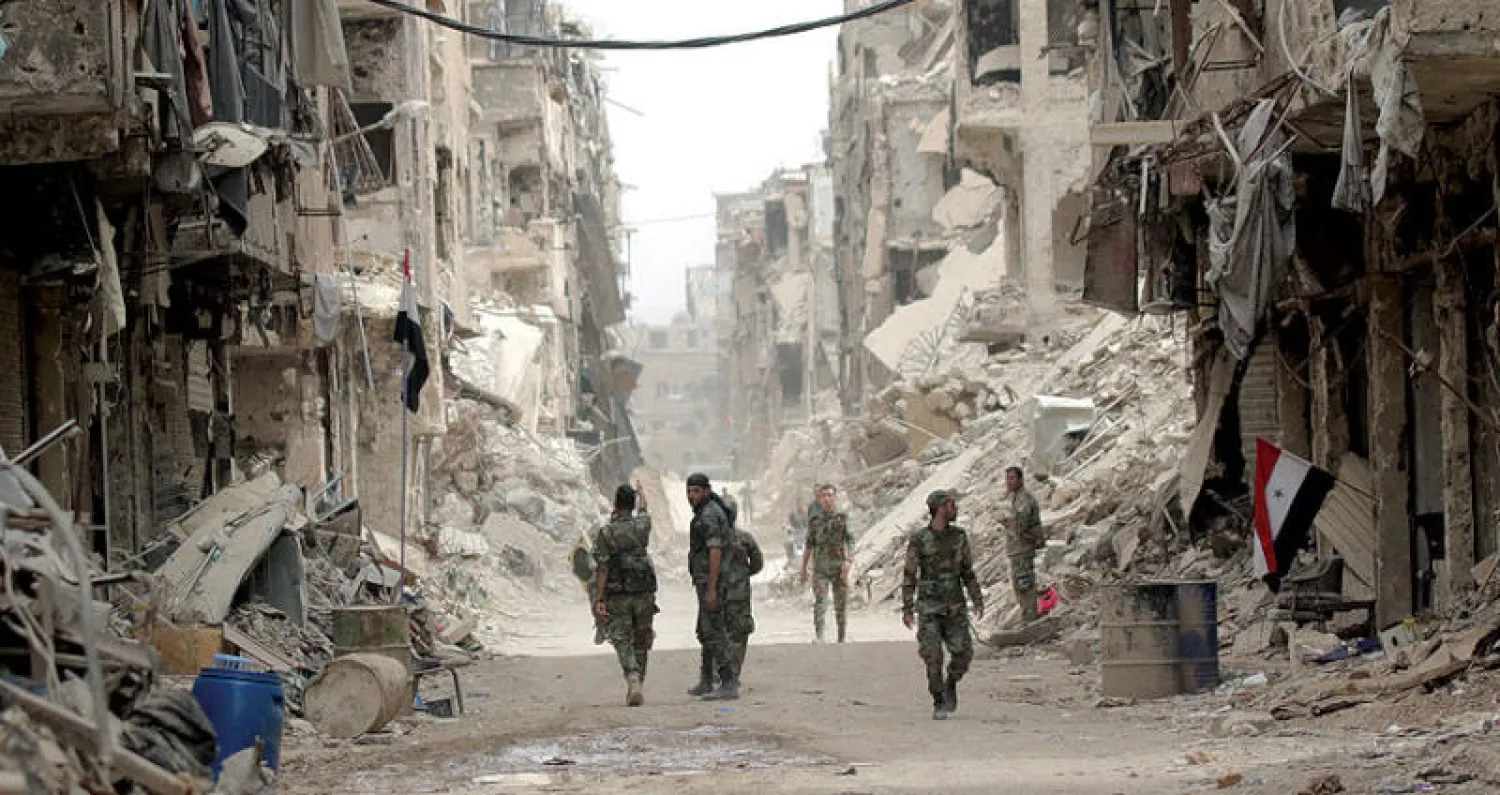 عناصر من قوات النظام السوري بمخيم اليرموك في 22 مايو 2018 (إ.ب.أ)