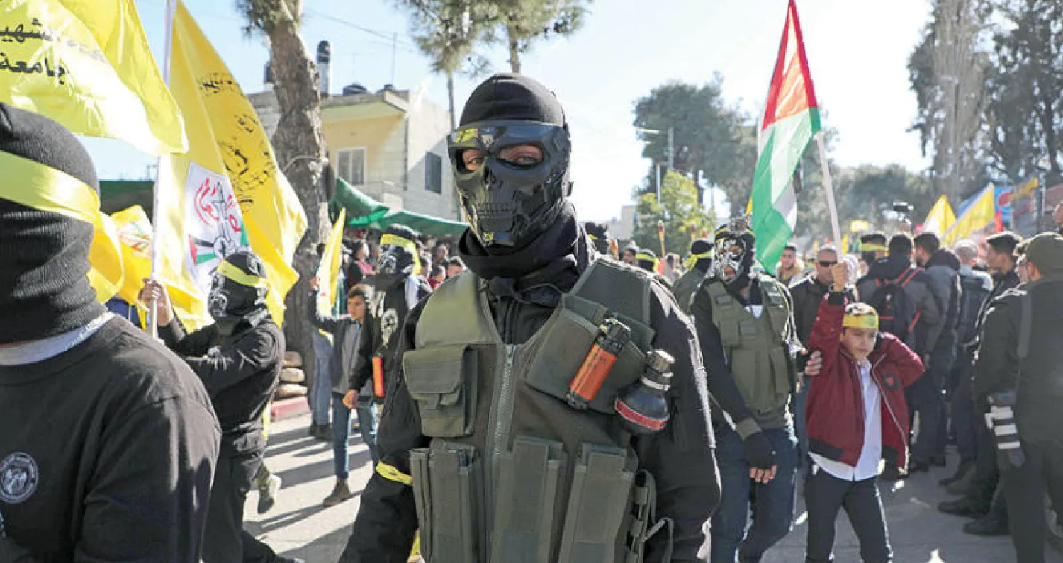مظاهر مسلحة لـ«شبيبة فتح» في رام الله احتفالاً بالذكرى الـ55 لتأسيس الحركة أمس (أ.ف.ب)